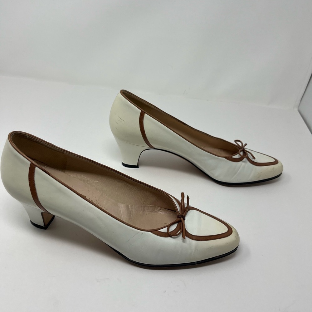 (Vintage) Salvatore Ferragamo - Leather Bow Pumps | Ivory + Brown | US 7.5